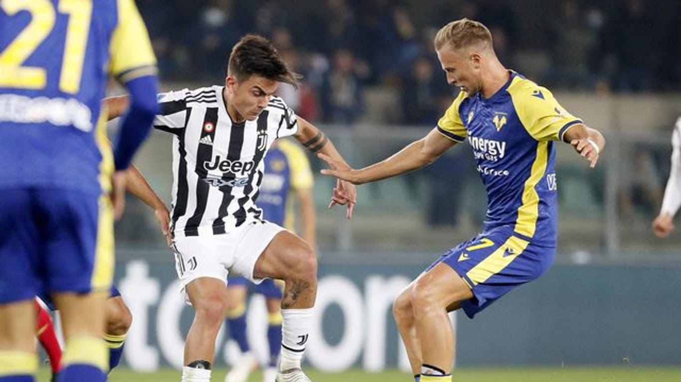Paulo Dybala (l) musste sich Juventus Turin Antonin Barak und Hellas Verona geschlagen geben.