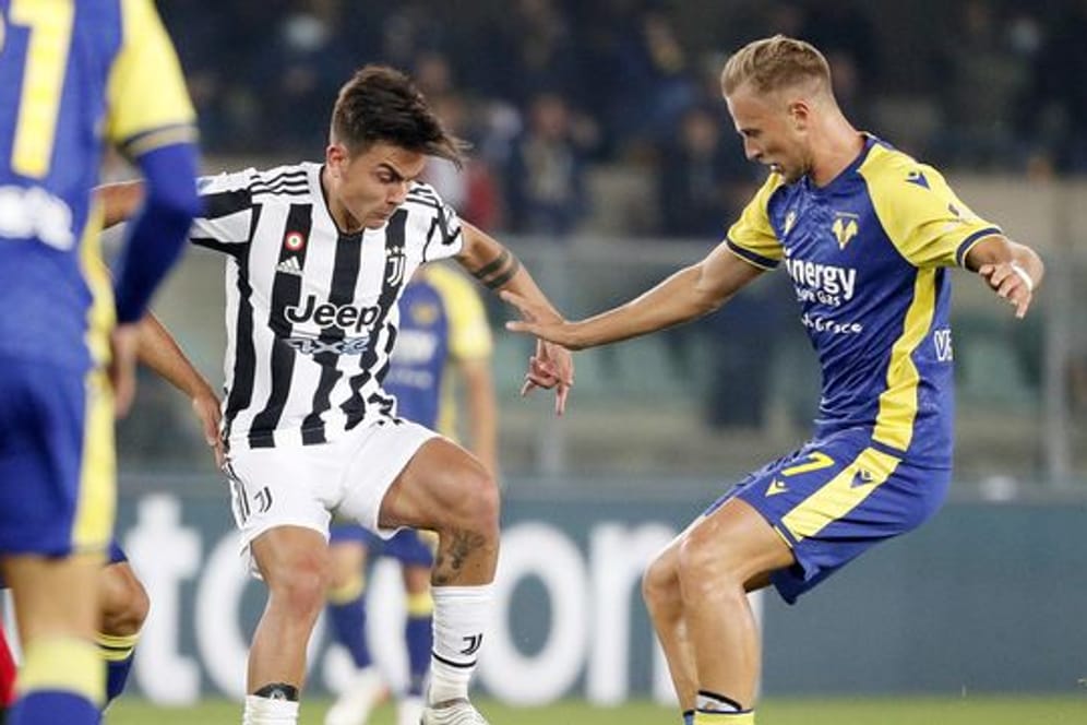 Paulo Dybala (l) musste sich Juventus Turin Antonin Barak und Hellas Verona geschlagen geben.