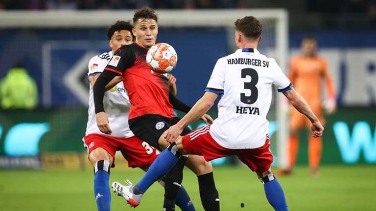 Aus Moritz Heyer (r) wurde beim HSV-Spiel gegen Holstein Kiel Moritz "Heya".