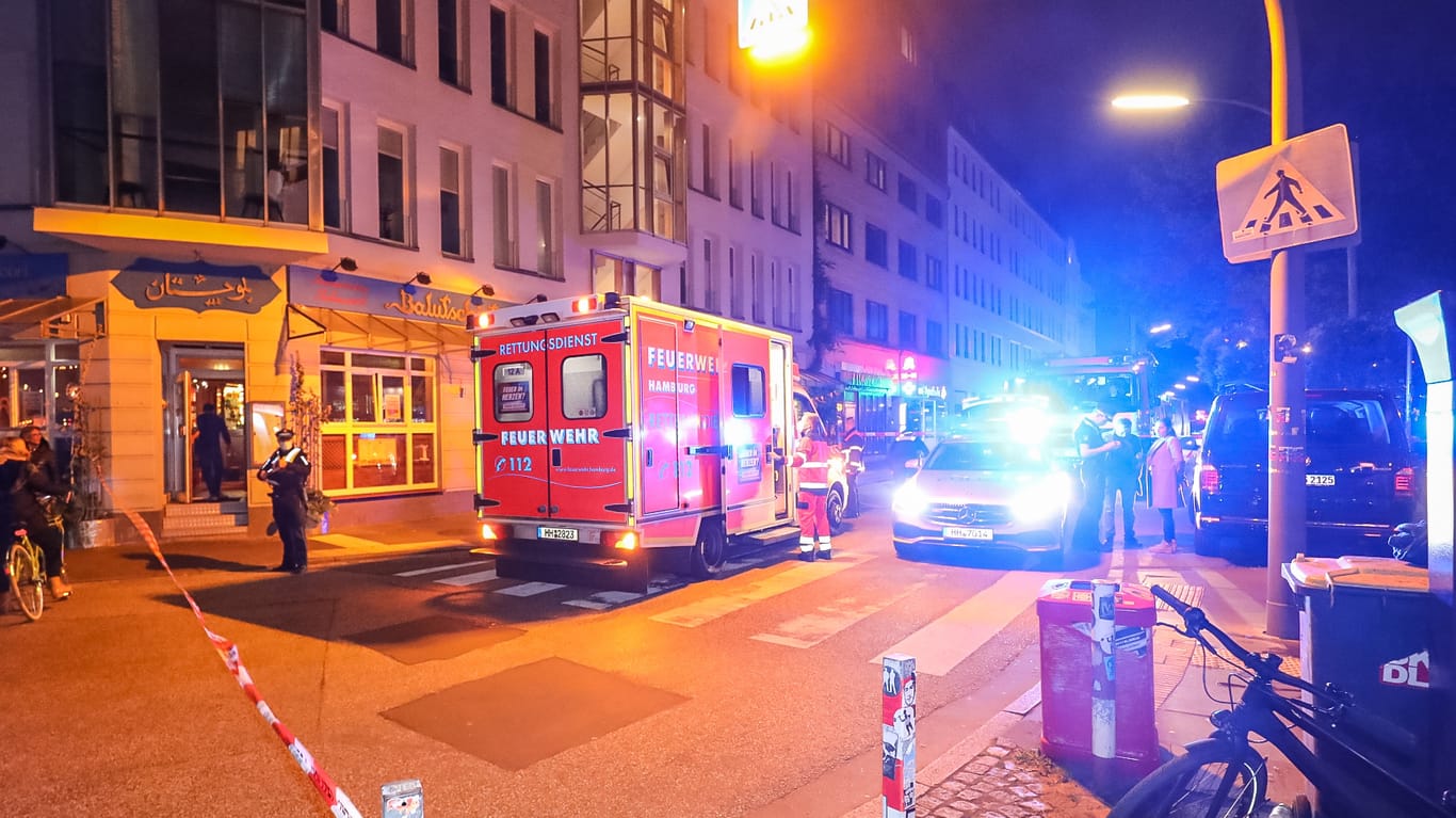 Einsatzkräfte stehen am Tatort in Hamburg: Dort soll ein junger Mann niedergestochen worden sein.