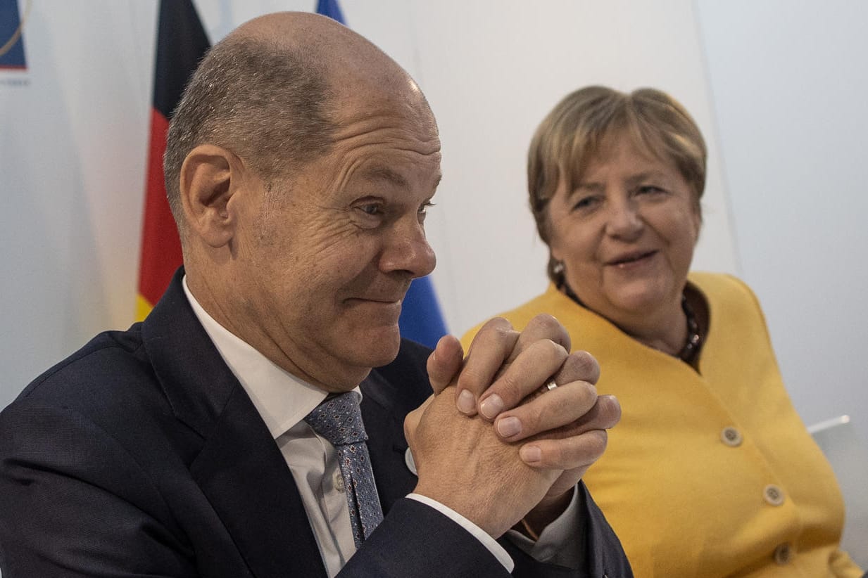 Olaf Scholz und Angela Merkel in Rom: Na, schönen Dank auch.