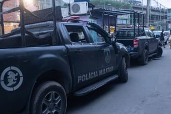 Polizeifahrzeuge in Rio de Janeiro (Symbolbild): Bei einer Razzia in Brasilien wurden mehrere mutmaßliche Mitglieder einer Bankräuberbande getötet.