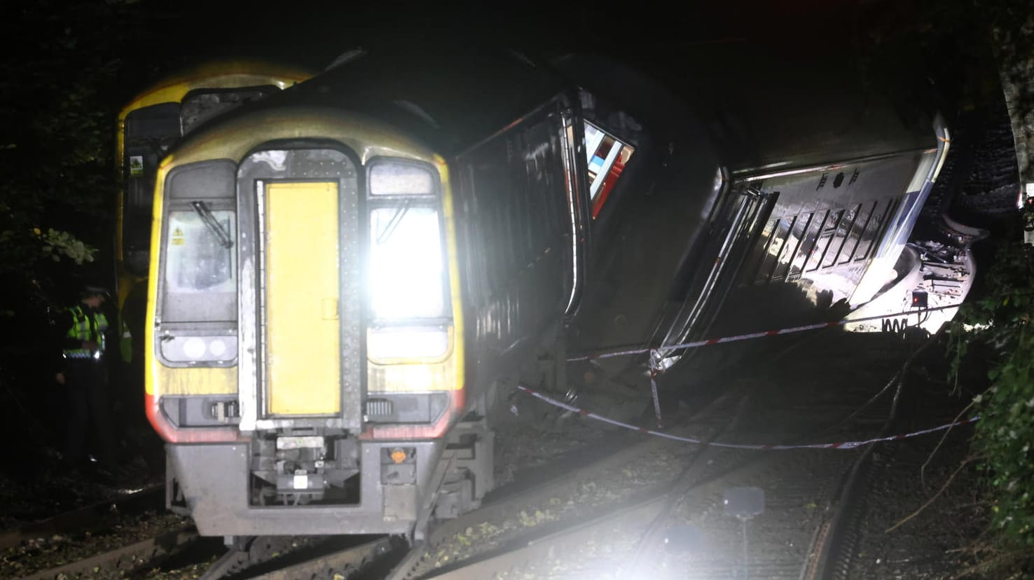 Ein Waggon der beiden Züge, die in der Nähe von Salisbury zusammengestoßen sind: Es gab viele Verletzte, aber keine Tote. Ein Waggon der beiden Züge, die in der Nähe von Salisbury zusammengestoßen sind: Es gab viele Verletzte, aber keine Tote.