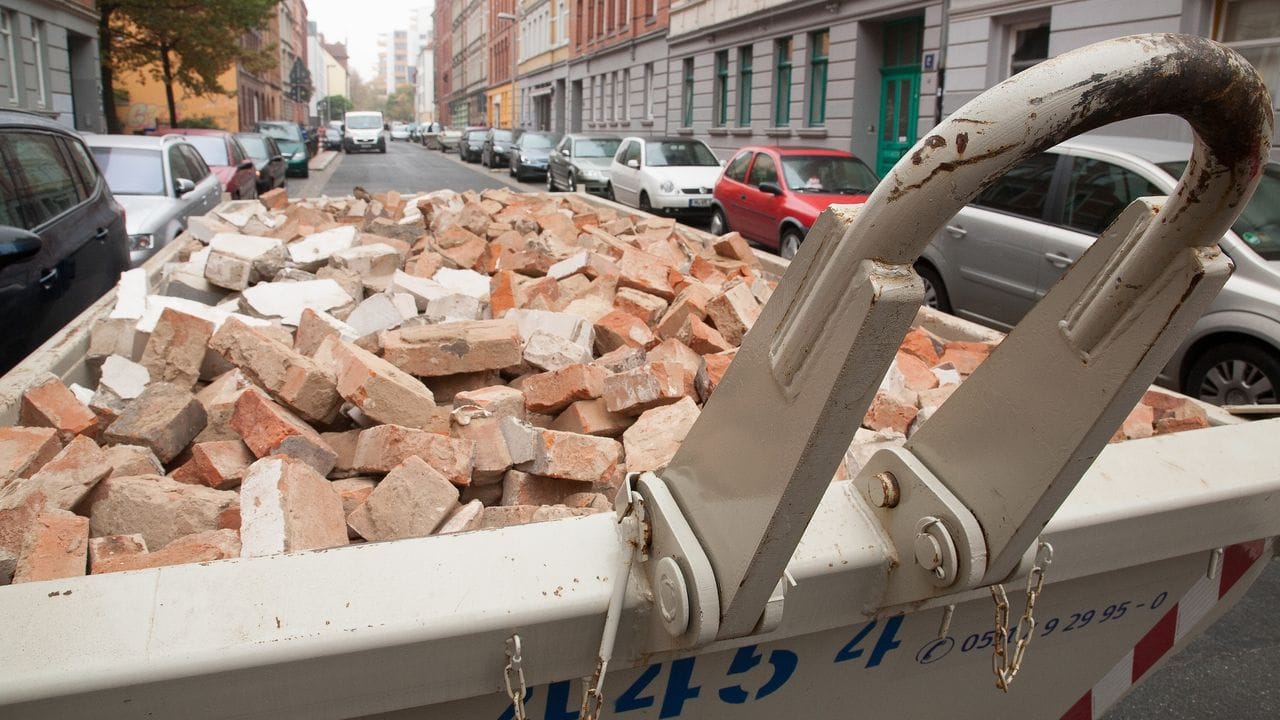 Je sortenreiner Bau- und Abbruchabfälle getrennt werden, desto mehr Möglichkeiten gibt es, die Wertstoffe noch weiter zu verwenden. Je sortenreiner Bau- und Abbruchabfälle getrennt werden, desto mehr Möglichkeiten gibt es, die Wertstoffe noch weiter zu verwenden.