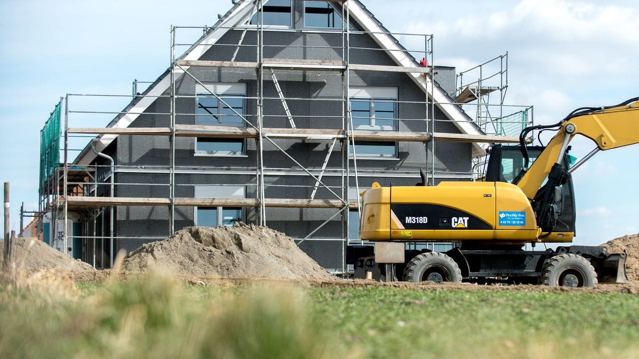 Bauarbeiten sind gerade vergleichsweise teuer: Baustoffe fehlen und die Preise für die Entsorgung von Bauschutt sind in den letzten Jahren auch noch angezogen. Bauarbeiten sind gerade vergleichsweise teuer: Baustoffe fehlen und die Preise für die Entsorgung von Bauschutt sind in den letzten Jahren auch noch angezogen.