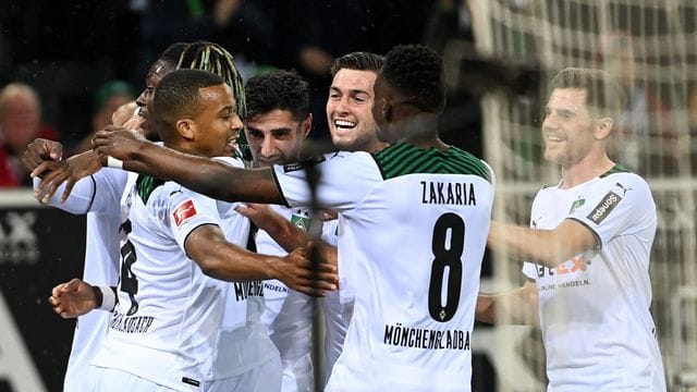 Die Gladbach-Profis feiern ihren Heimsieg gegen Bochum.