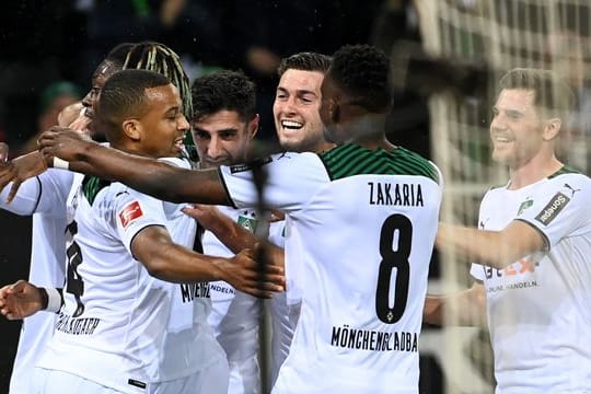 Die Gladbach-Profis feiern ihren Heimsieg gegen Bochum.