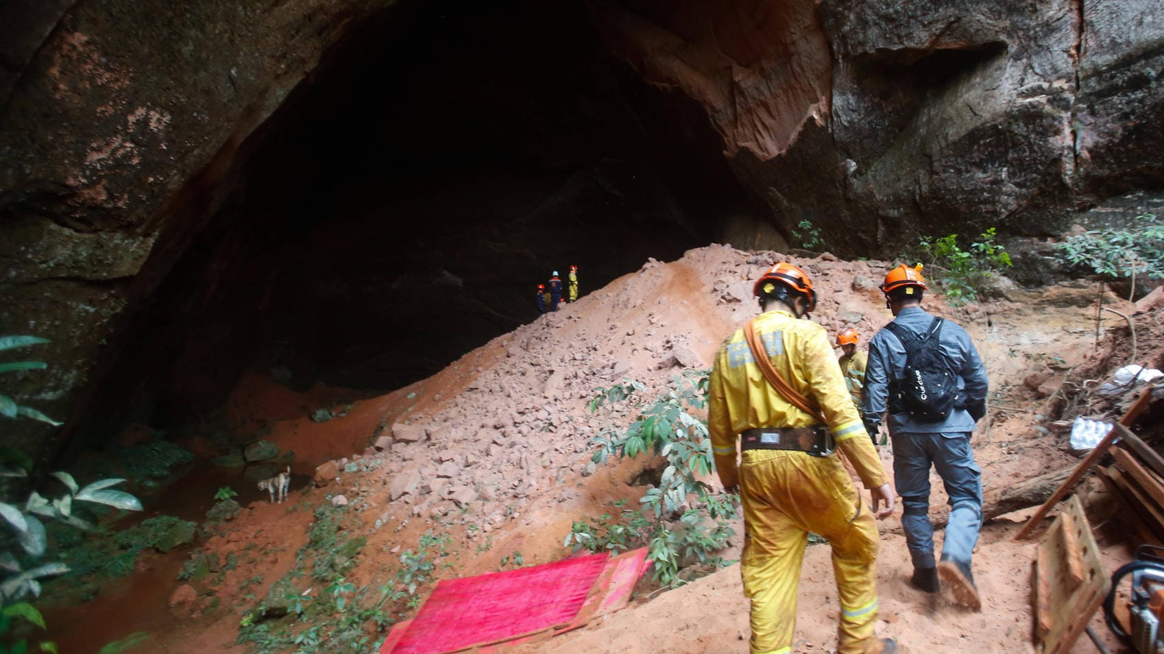 Rettungskräfte stehen am Eingang der Höhle in Altinopolis, in der Feuerwehrleute ums Leben gekommen sind. Rettungskräfte stehen am Eingang der Höhle in Altinopolis, in der Feuerwehrleute ums Leben gekommen sind.