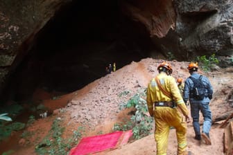Rettungskräfte stehen am Eingang der Höhle in Altinopolis, in der Feuerwehrleute ums Leben gekommen sind.
