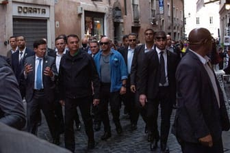 Brasiliens Präsident Jair Bolsonaro in Rom: Seine Leibwächter sollen Journalisten bedrängt und geschlagen haben.