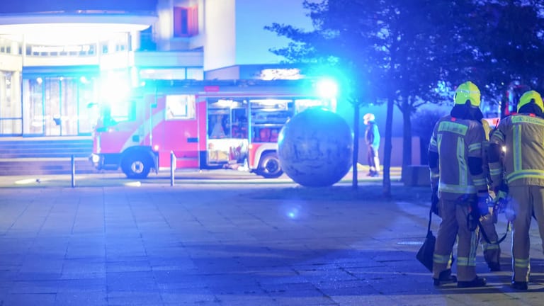 Die Berliner Feuerwehr im Einsatz (Archivbild): Bei einem Brand in Wedding wurden zwei Personen lebensgefährlich verletzt – ein Mann starb im Krankenhaus.