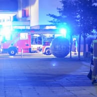 Die Berliner Feuerwehr im Einsatz (Archivbild): Bei einem Brand in Wedding wurden zwei Personen lebensgefährlich verletzt – ein Mann starb im Krankenhaus.