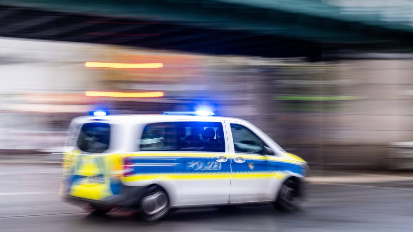 Ein Streifenwagen bei der Fahrt (Archivbild): In Dortmund hat ein 17-Jähriger auf seinen Vater eingestochen.