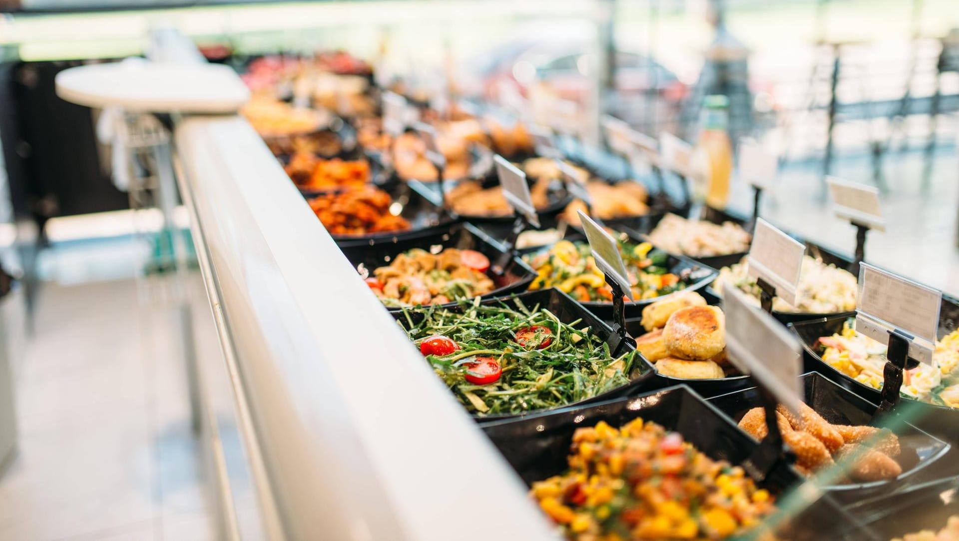 Essen in einer Kantine: Mehrere Firmen wollen Geimpften und Genesenen eigene Kantinenbereiche anbieten. Essen in einer Kantine: Mehrere Firmen wollen Geimpften und Genesenen eigene Kantinenbereiche anbieten.