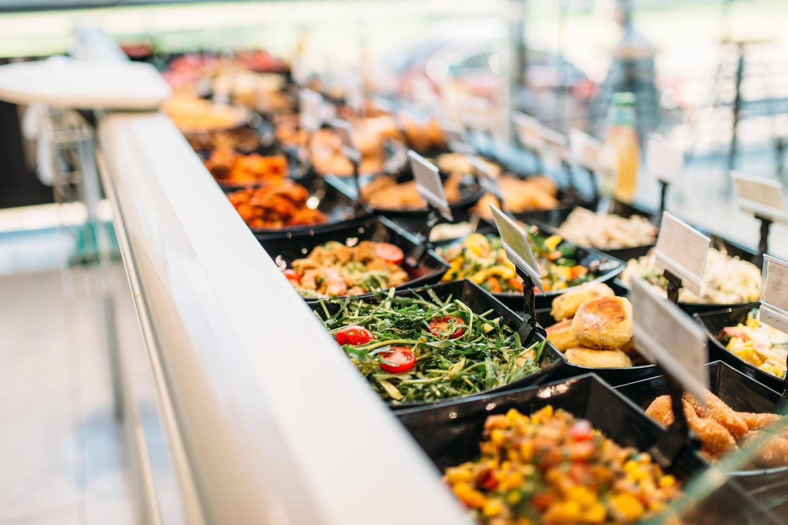 Essen in einer Kantine: Mehrere Firmen wollen Geimpften und Genesenen eigene Kantinenbereiche anbieten.