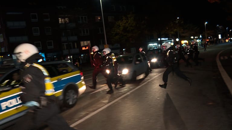 Polizei ist in der Halloween-Nacht in Hamburg-Harburg im Einsatz: Die Beamten gingen gegen randalierende Feiernde vor.
