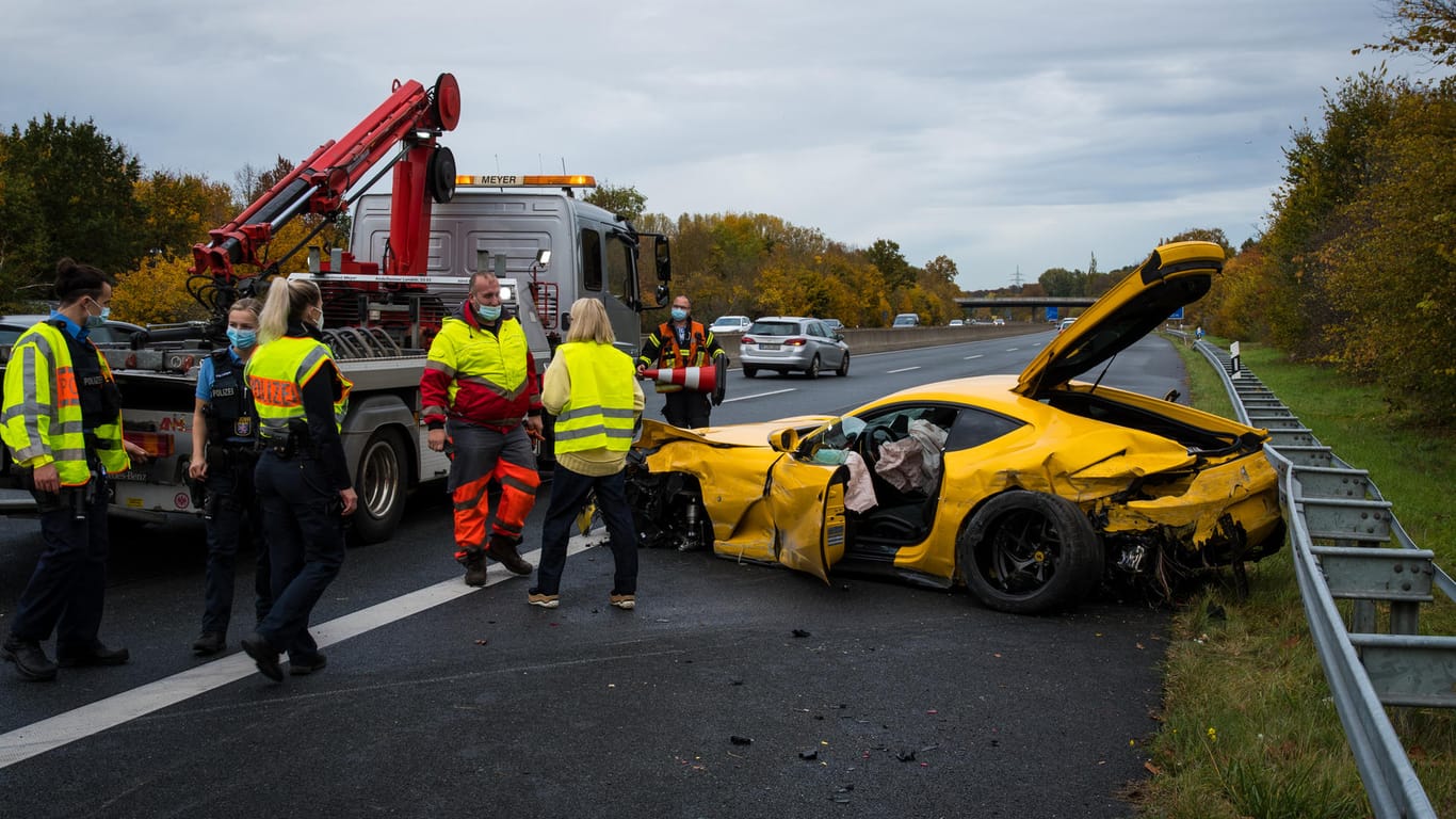 Der zerstörte Ferrari: Auf der A661 zwischen Langen und Offenbach verunfallte der Sportwagen schwer.