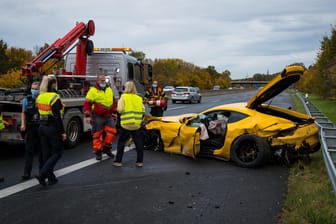 Der zerstörte Ferrari: Auf der A661 zwischen Langen und Offenbach verunfallte der Sportwagen schwer.
