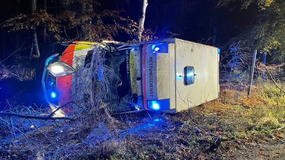 Rettungswagen auf der B486: Die Insassen wurden bei dem Unfall verletzt, mussten ins Krankenhaus. Rettungswagen auf der B486: Die Insassen wurden bei dem Unfall verletzt, mussten ins Krankenhaus.
