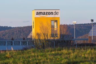 Amazon-Werk im hessischen Bad Hersfeld (Archivbild): Die Gewerkschaft Verdi hat an verschiedenen deutschen Standorten des Unternehmens zu Streiks aufgerufen.