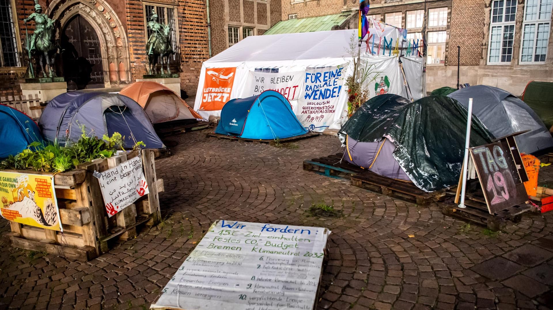 Die Zelte von Klimaschutzaktivisten sind vor dem Bremer Rathaus aufgebaut: Nun wollen die Campbewohner angesichts des nahenden Winters an einen neuen Standort ziehen.