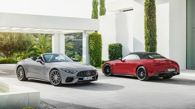 Doppeltes Flottchen: Der Mercedes-AMG SL macht sich mit Achtzylinder Stoffkapuze (rechts) startklar für die Cabriosaison 2022.