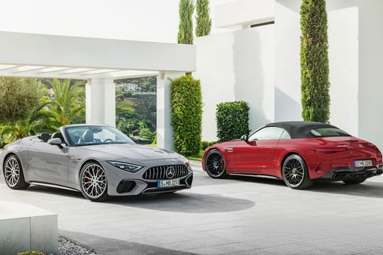 Doppeltes Flottchen: Der Mercedes-AMG SL macht sich mit Achtzylinder Stoffkapuze (rechts) startklar für die Cabriosaison 2022.