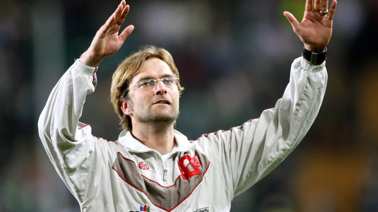 Jürgen Klopp: Der Welttrainer vom FC Liverpool ist dafür bekannt, lange bei seinen Klubs zu verweilen – so etwa beim FSV Mainz 05, seiner ersten Trainerstation im Profifußball. Vom 28.02.2001 bis zum 30.06.2008 trainierte er die 05er und damit insgesamt 2.679 Tage.