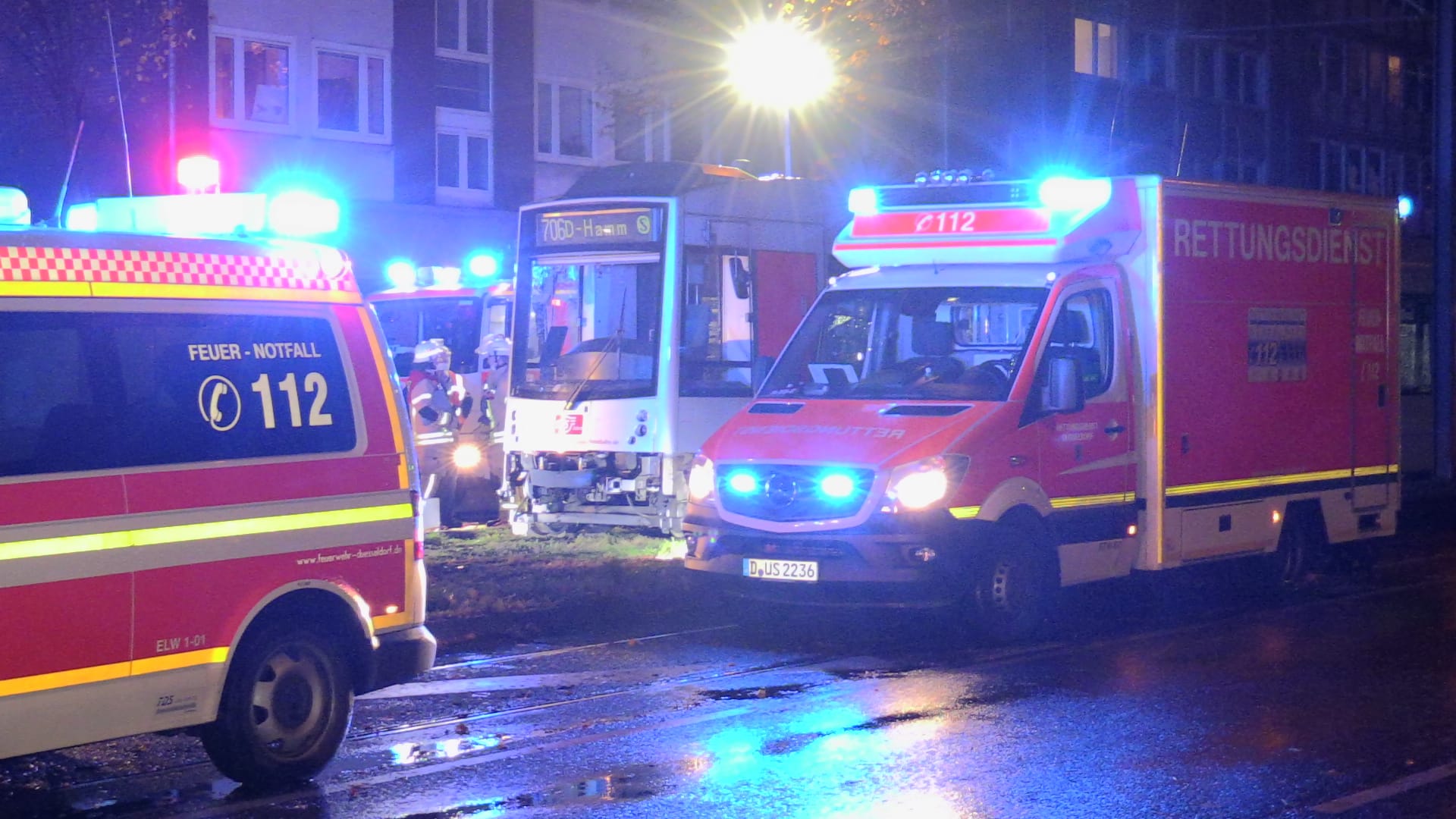 Feuerwehr und Rettungsdienst am Unfallort: Warum der Mann auf den Bahngleisen unterwegs war, ist unklar. Feuerwehr und Rettungsdienst am Unfallort: Warum der Mann auf den Bahngleisen unterwegs war, ist unklar.