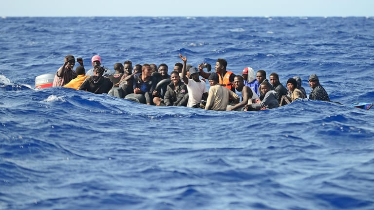 Migranten auf dem Mittelmeer: Die Klimakrise wird sehr viele Menschen heimatlos machen, warnt Historiker Niall Ferguson.