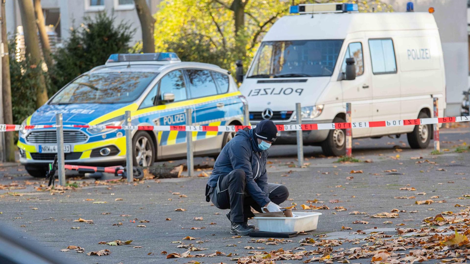 Ein Ermittler der Polizei am abgesperrten Tatort: Für den jungen Mann kam jede Hilfe zu spät. Ein Ermittler der Polizei am abgesperrten Tatort: Für den jungen Mann kam jede Hilfe zu spät.