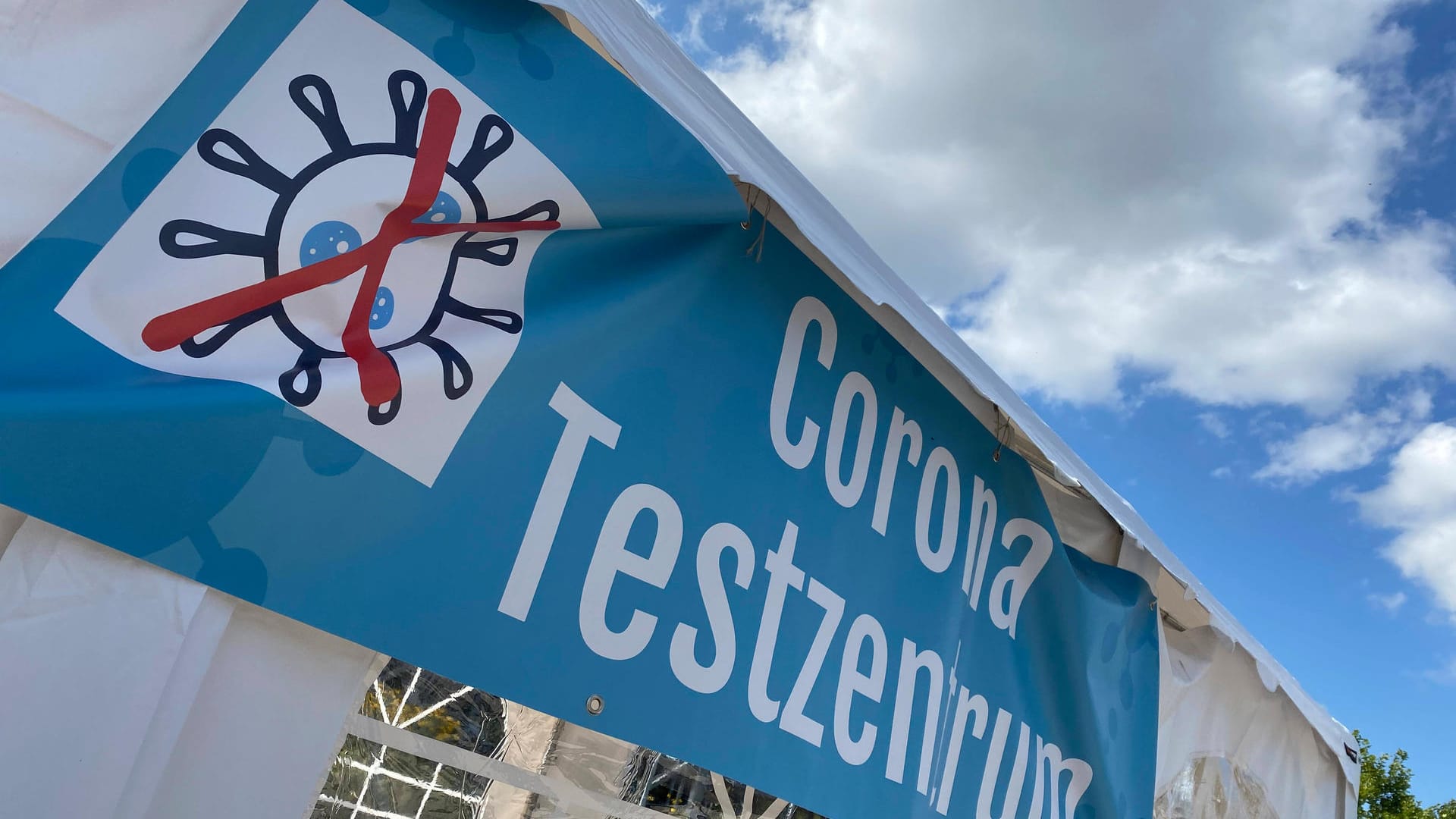 Ein Banner, das auf ein Corona-Testzentrum hinweist (Archivbild): In Stuttgart wurde in einem Testzelt randaliert. Ein Banner, das auf ein Corona-Testzentrum hinweist (Archivbild): In Stuttgart wurde in einem Testzelt randaliert.