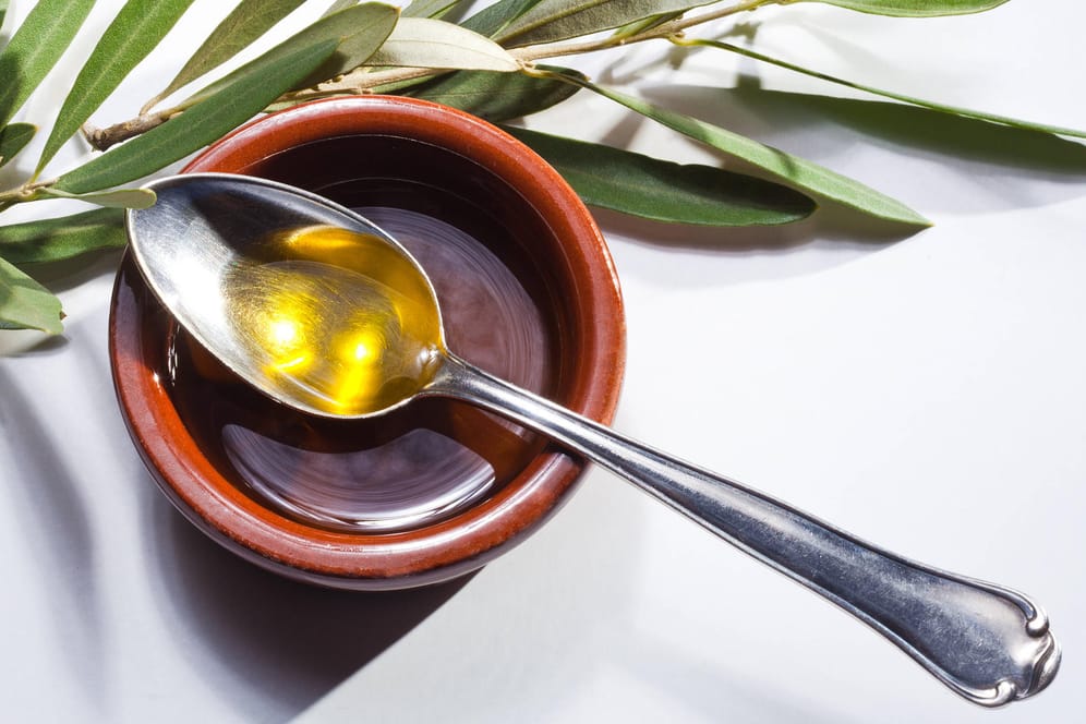 Olivenöl: Etwas Olivenöl am Morgen soll den Stoffwechsel anregen.