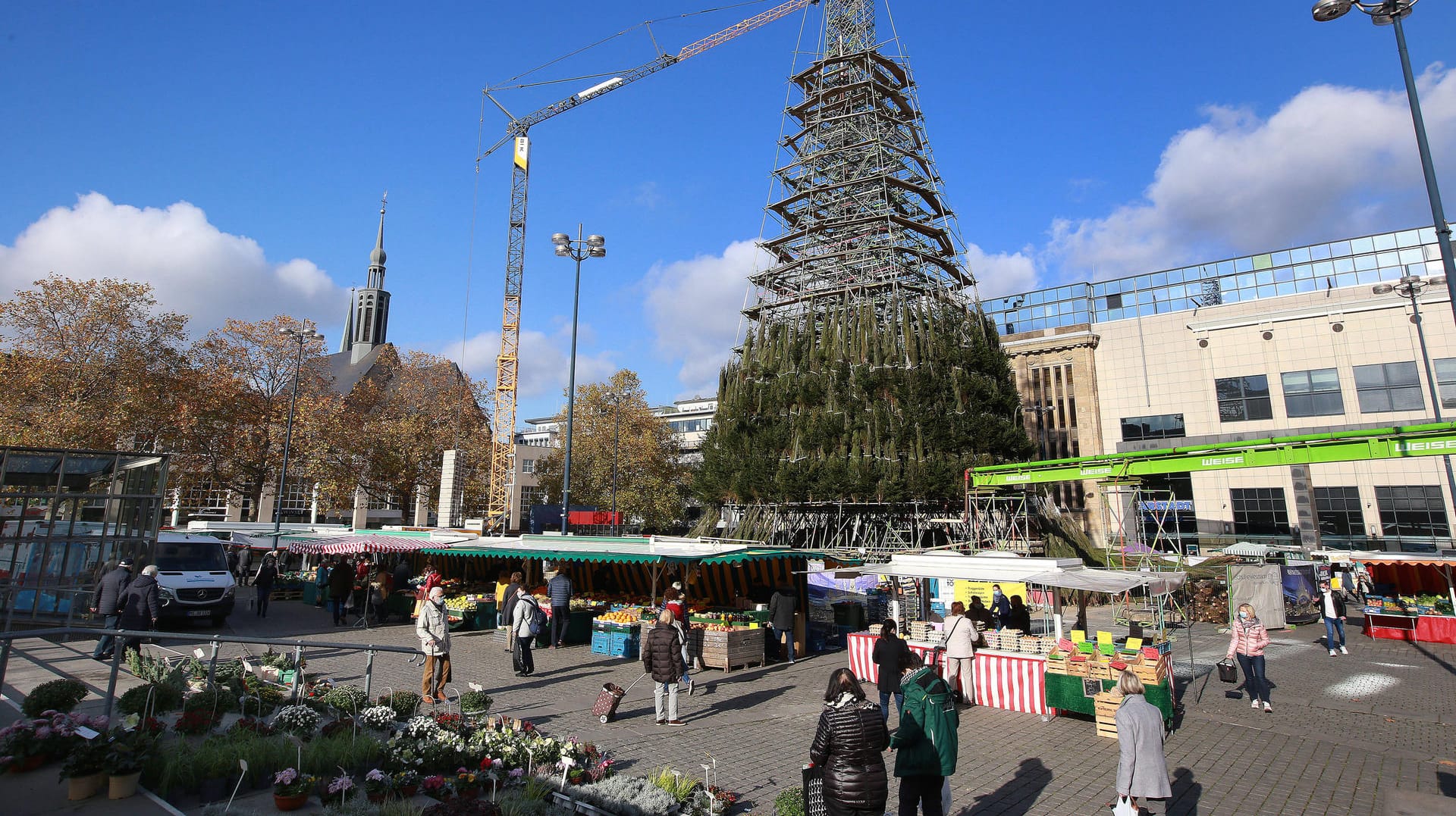Der Wochenmarkt auf dem Hansaplatz (Archivbild): Wie gewohnt muss der Markt zur Weihnachtszeit umziehen. Doch auch vorher schon muss er ausweichen. Der Wochenmarkt auf dem Hansaplatz (Archivbild): Wie gewohnt muss der Markt zur Weihnachtszeit umziehen. Doch auch vorher schon muss er ausweichen.