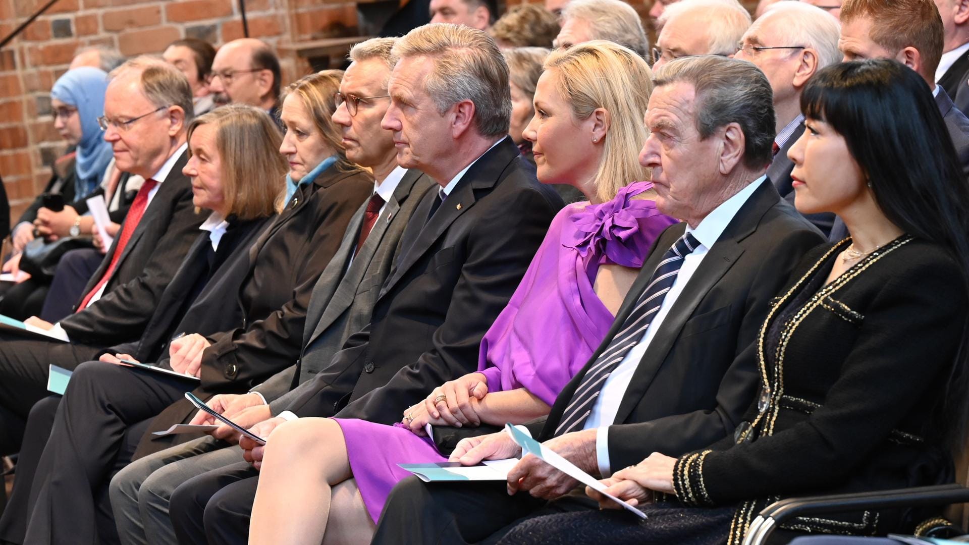 Stephan Weil (SPD, l-r) und seine Frau Rosemarie Kerkow-Weil, Gabriele Andretta, Thomas Smollich, Christian Wulff und seine Frau Bettina Wulff, Gerhard Schröder und seine Frau So-yeon Schröder-Kim: Sie nehmen an dem ökumenischen Gottesdienst in der Marktkirche teil.