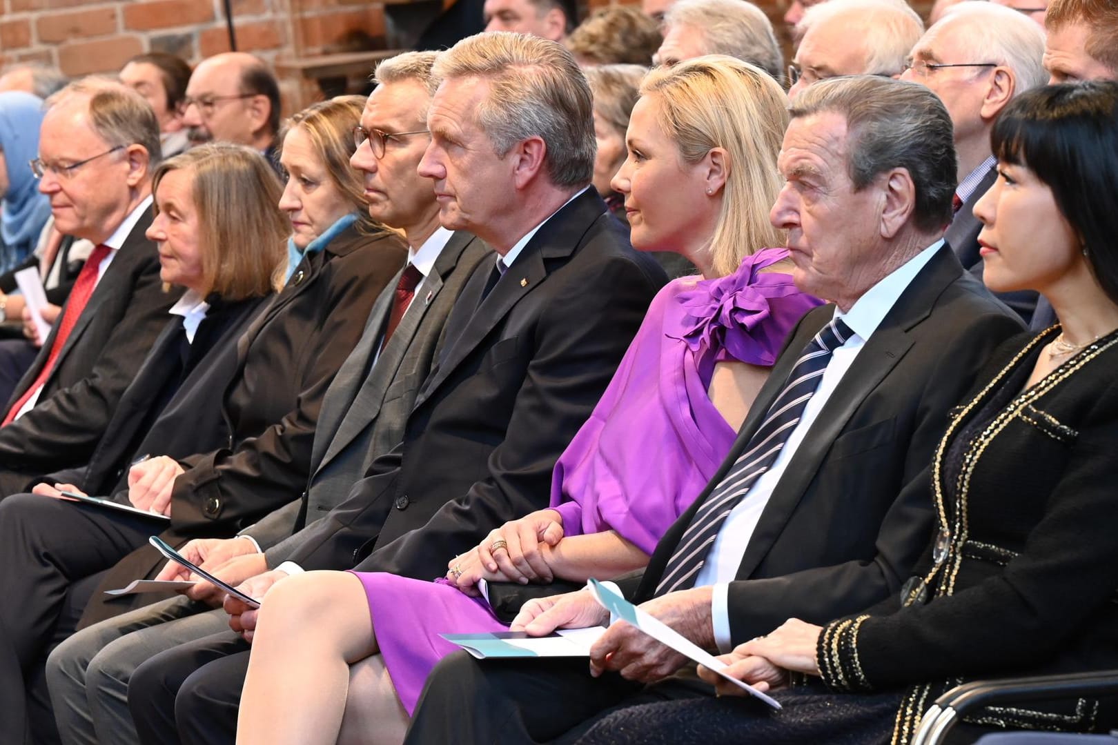 Stephan Weil (SPD, l-r) und seine Frau Rosemarie Kerkow-Weil, Gabriele Andretta, Thomas Smollich, Christian Wulff und seine Frau Bettina Wulff, Gerhard Schröder und seine Frau So-yeon Schröder-Kim: Sie nehmen an dem ökumenischen Gottesdienst in der Marktkirche teil.