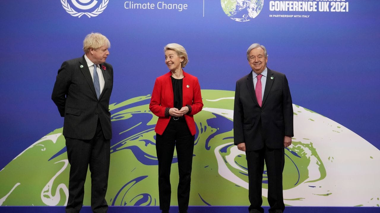 Der britische Premierminister Boris Johnson (l) und der Generalsekretär der Vereinten Nationen, Antonio Guterres, begrüßen die Präsidentin der Europäischen Kommission, Ursula von der Leyen (CDU), bei ihrer Ankunft zum UN-Klimagipfel COP26 in Glasgow.
