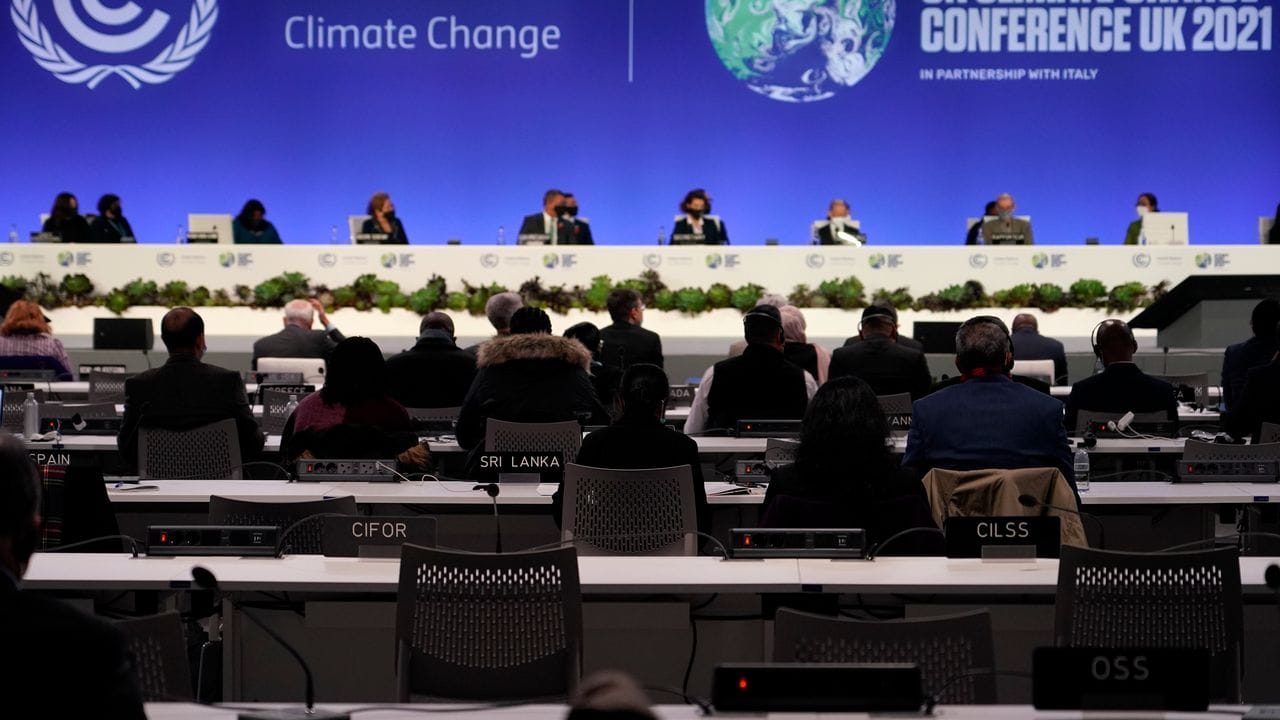 Delegierte nehmen an der verfahrensmäßigen Eröffnung des UN-Klimagipfels COP26 teil.