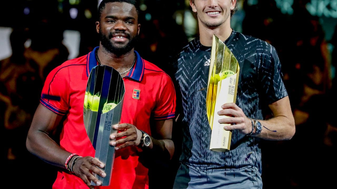 Alexander Zverev (r) und sein Final-Gegner Frances Tiafoe.