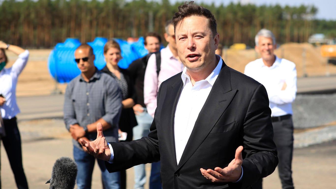 Elon Musk beim Richtfest der Baustelle Gigafactory Berlin-Brandenburg (Archivbild): Auf Twitter machte der Tesla-Chef ein großes Versprechen.