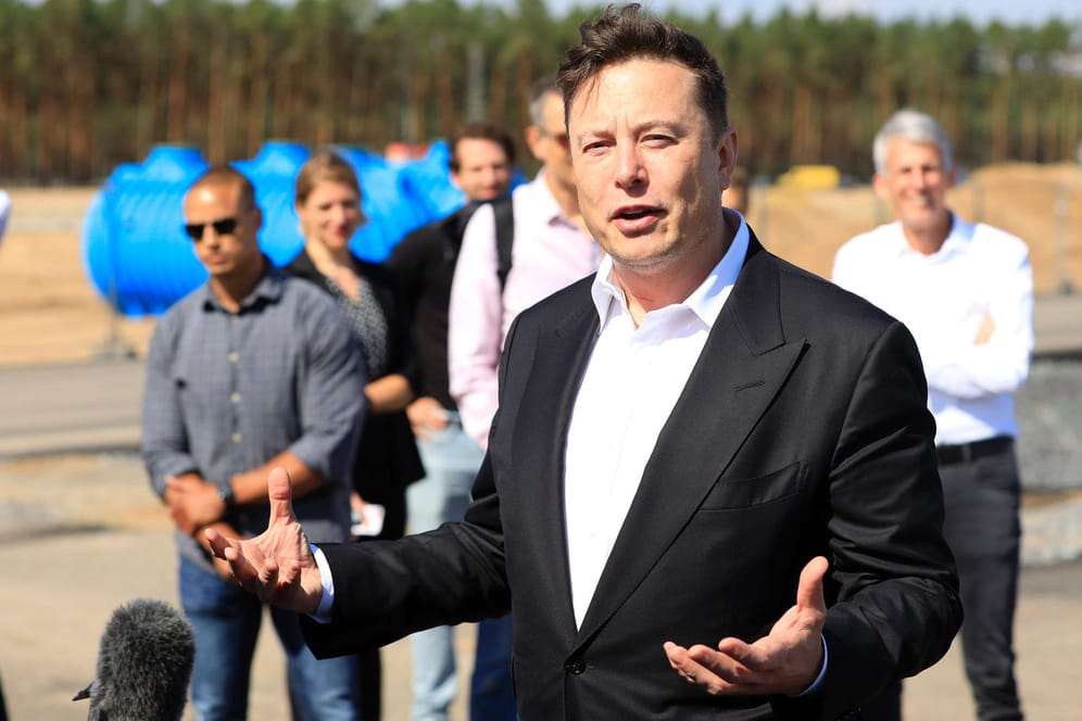 Elon Musk beim Richtfest der Baustelle Gigafactory Berlin-Brandenburg (Archivbild): Auf Twitter machte der Tesla-Chef ein großes Versprechen.
