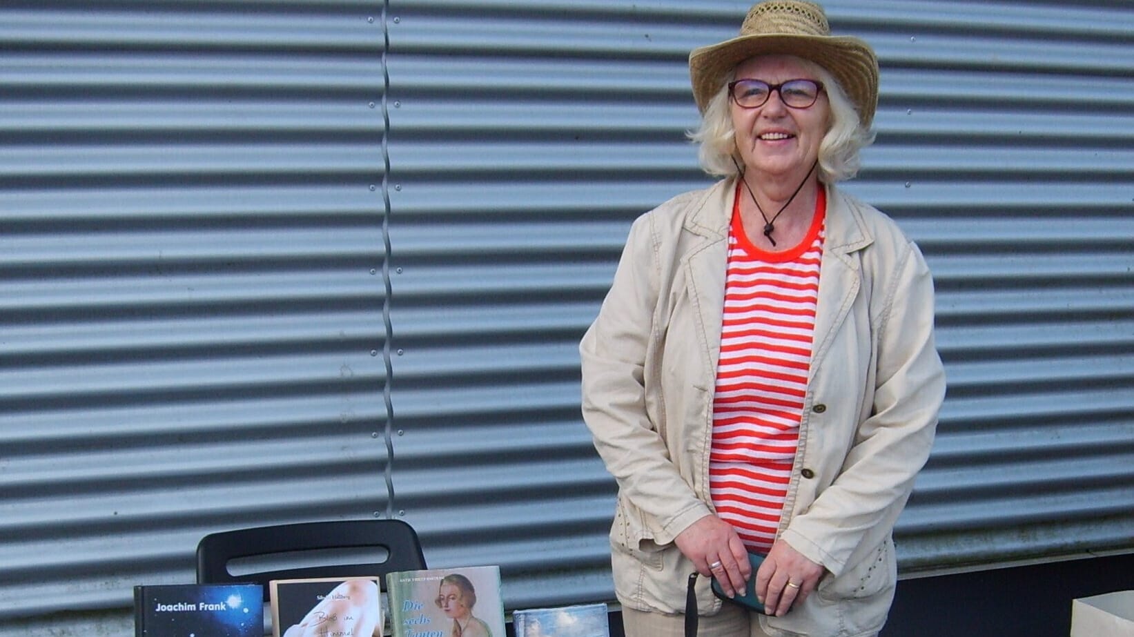 Christel Mirus-Bröer bei einer Ausstellung: