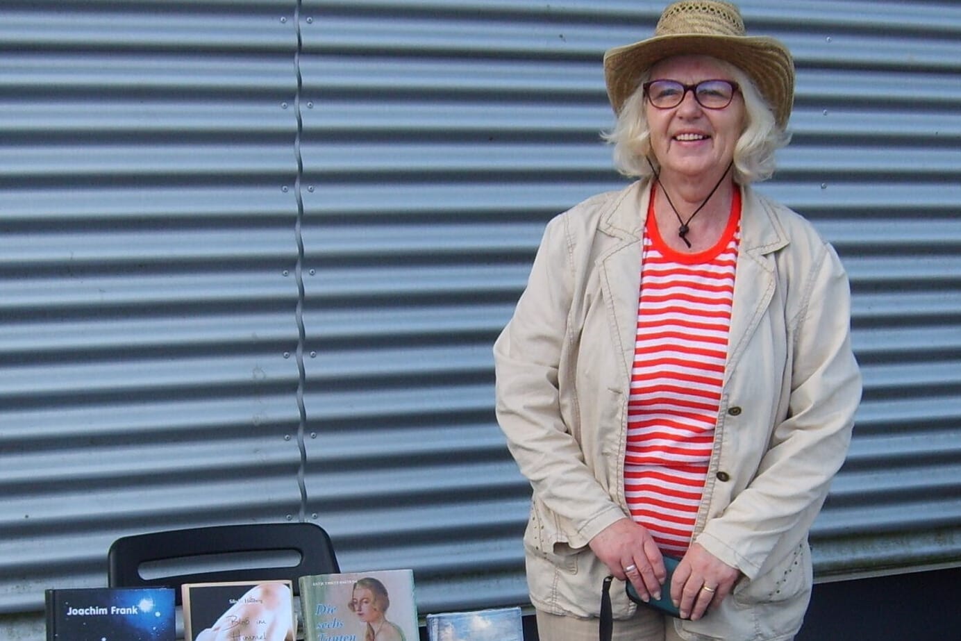 Christel Mirus-Bröer bei einer Ausstellung: