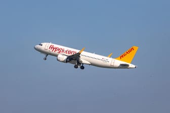 Ein Airbus 320 der Fluggesellschaft Pegasus Airlines (Archivbild): Auf dem Flug von Istanbul nach Hamburg soll ein coronainfizierter Mann verstorben sein.