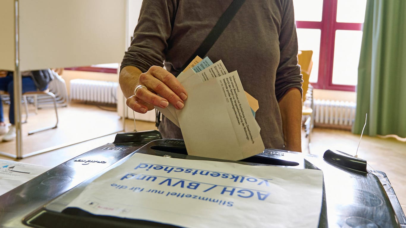 Stimmzettel zur Wahl der Abgeordnetenhauses werden in eine Urne geworfen (Archivbild): Bei der Wahl war es zu zahlreichen Unregelmäßigkeiten gekommen.
