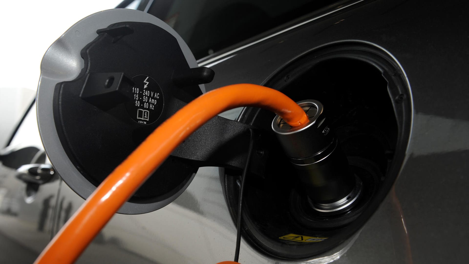 Stromladekabel eines Elektrofahrzeuges: Pläne des Wirtschaftsministeriums sehen Vorgaben für die Förderung von Plug-in-Hybriden vor, die einen Elektro-Antrieb mit einem Verbrenner kombinieren.