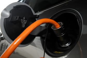 Stromladekabel eines Elektrofahrzeuges: Pläne des Wirtschaftsministeriums sehen Vorgaben für die Förderung von Plug-in-Hybriden vor, die einen Elektro-Antrieb mit einem Verbrenner kombinieren.