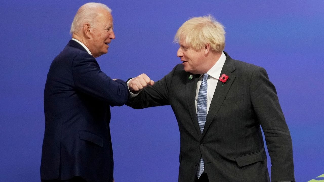 Der britische Premierminister Boris Johnson (r) begrüßt US-Präsident Joe Biden bei dessen Ankunft zum UN-Klimagipfel COP26 in Glasgow.