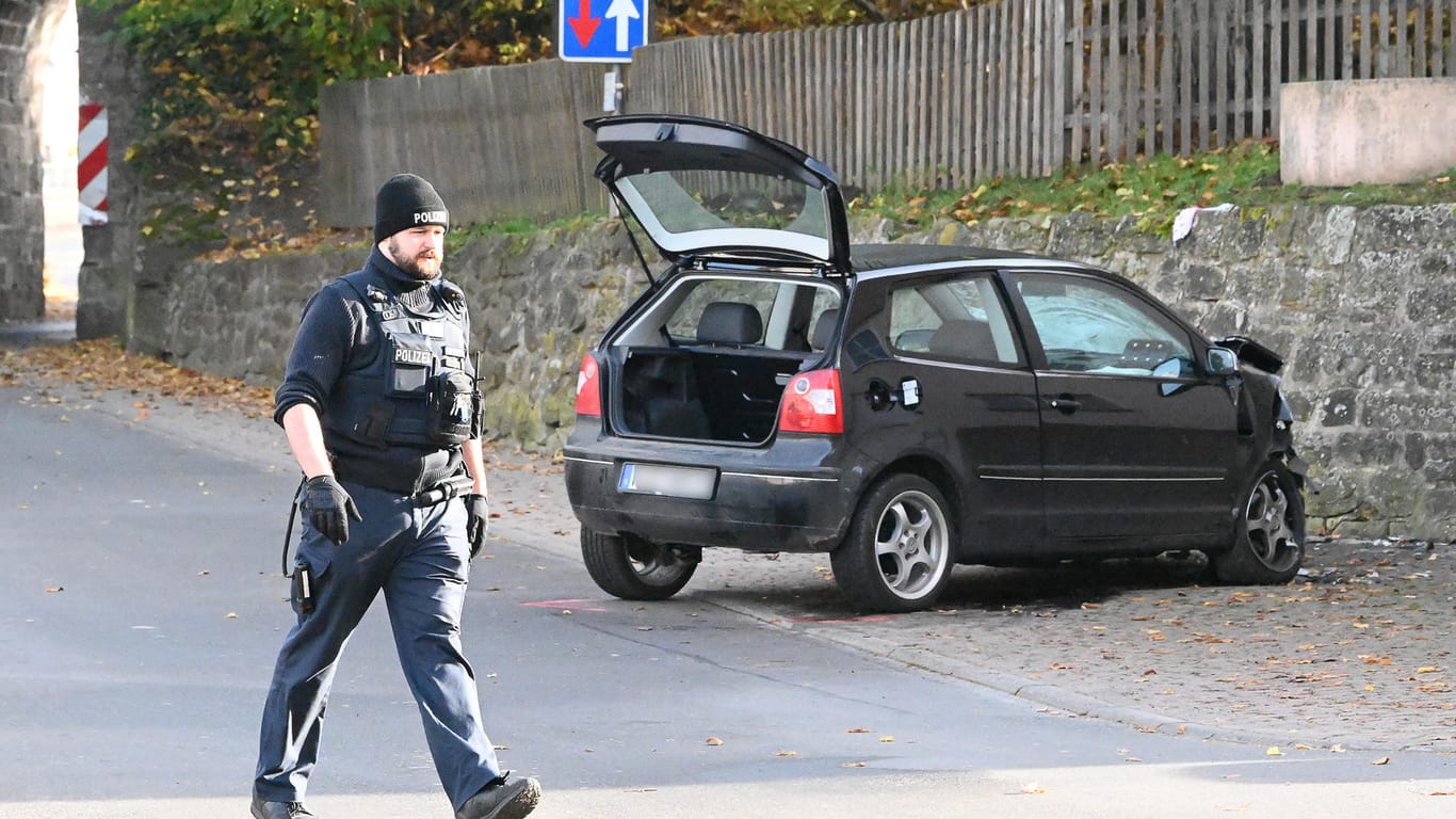 Polizist am Ort des Geschehens in Witzenhausen: Die Ermittler gingen zunächst von einem Unfall aus.