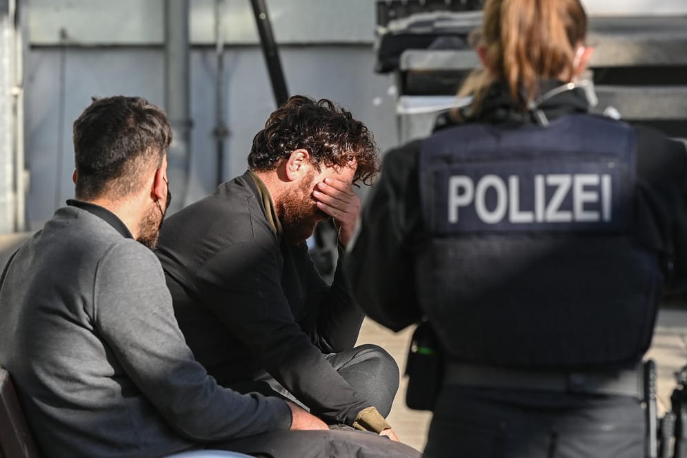 Eine Bundespolizistin bewacht zwei Migranten in Frankfurt (Oder): Die deutsch-polnische Grenze ist zum Brennpunkt geworden.